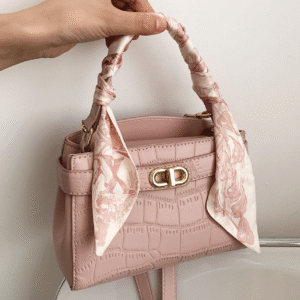 Rosa Poema – Bolsito Rosa con Pañuelo Decorativo